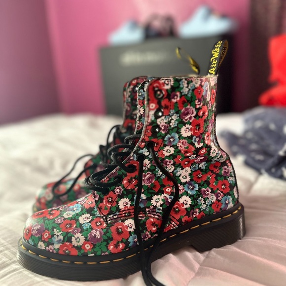 Doc Martens size 6 women - Picture 2 of 5